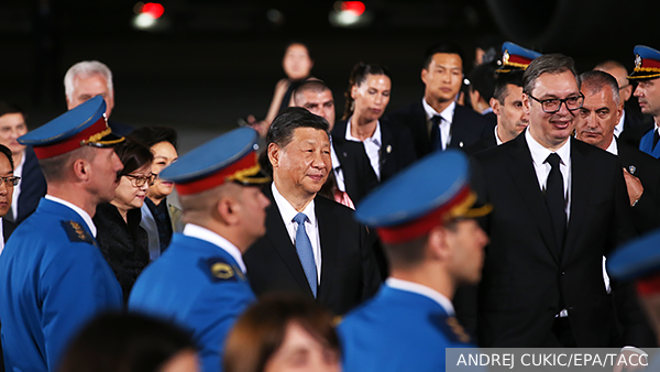Си Цзиньпин прибыл в Сербию с первым за последние восемь лет визитом