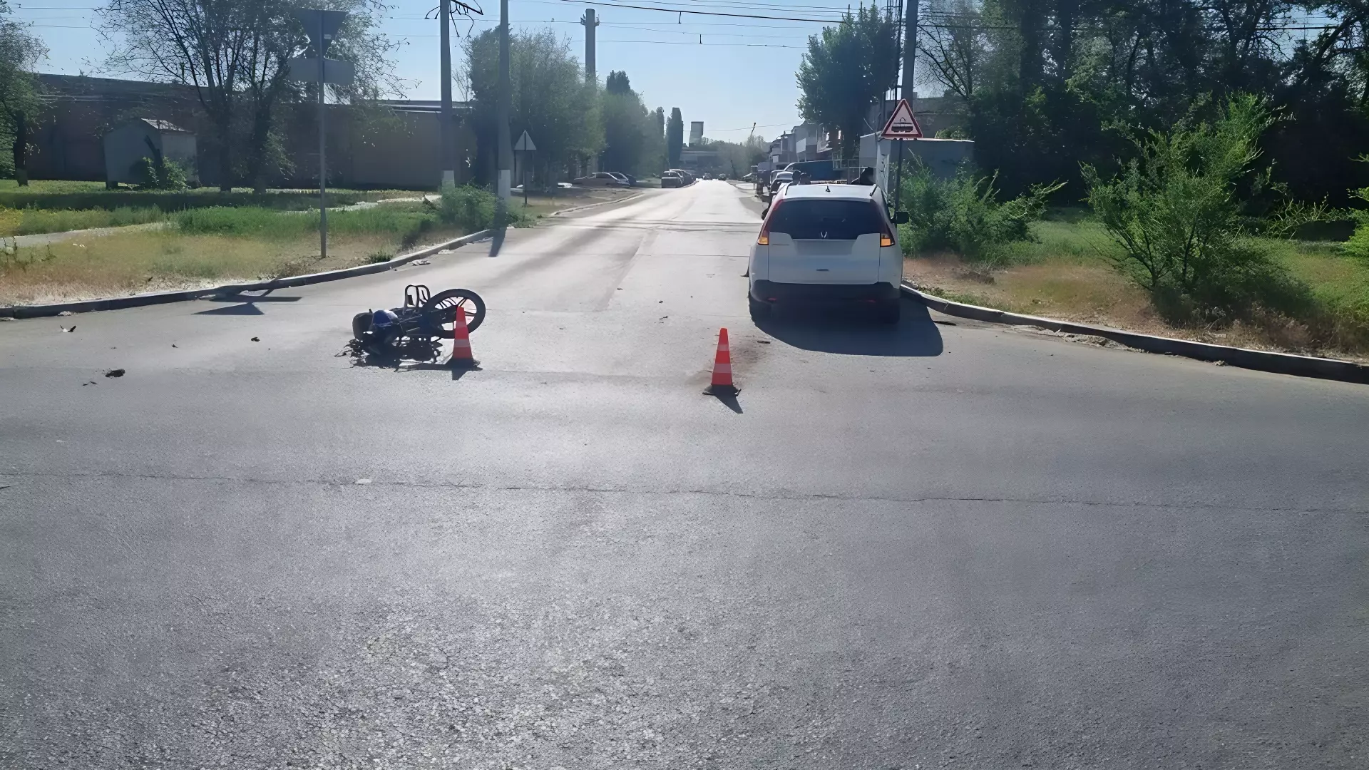 Велосипедист и подросток на мопеде пострадали после наезда волгоградских водителей